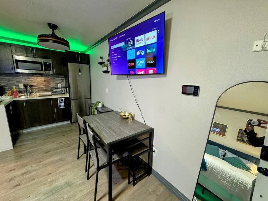 Modern Condo Near Fremont Street Las Vegas Bagian luar foto