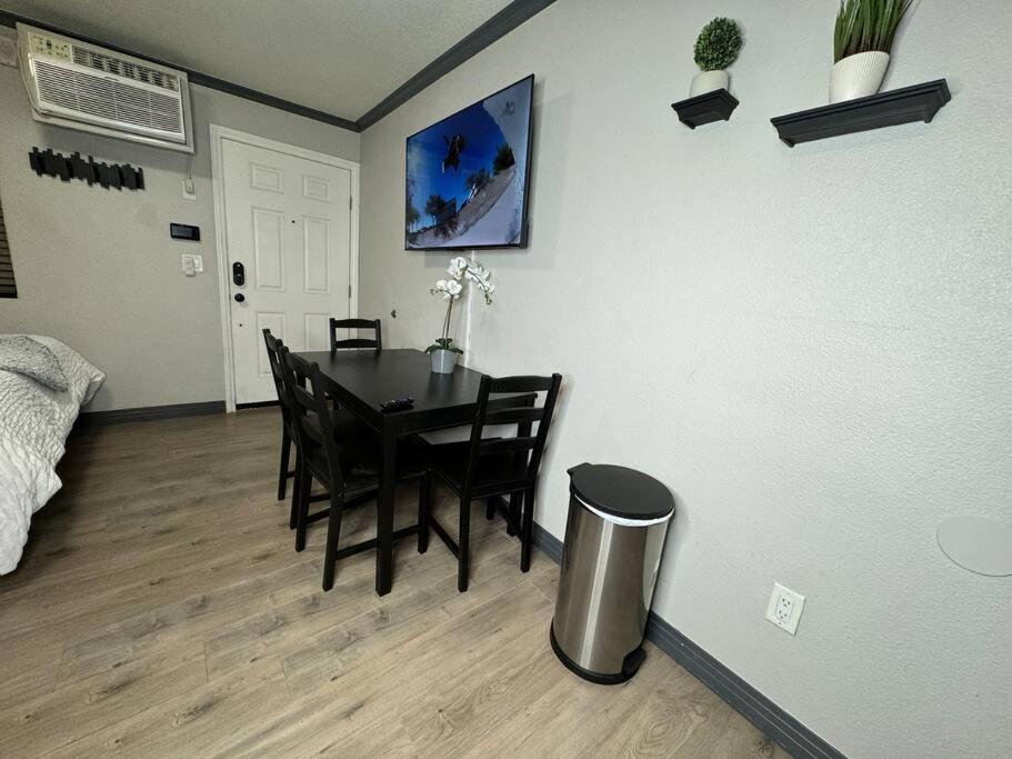 Modern Condo Near Fremont Street Las Vegas Bagian luar foto